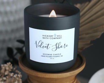 Velvet Shore bivaxljus | Doftljus | Handgjutet | 283 ml | Giftfritt | Svart keramik | Träveke