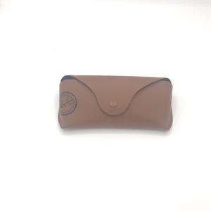K&ouml;nnte beinhalten: Ein braunes Lederetui f&uuml;r Sonnenbrillen mit dem Ray-Ban-Logo auf der Vorderseite.