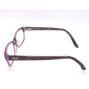 K&ouml;nnte beinhalten: Lila und braune Kunststoff-Brille mit Ray-Ban-Logo an der Seite.