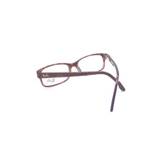 K&ouml;nnte beinhalten: Braune Schildpatt-Brille mit violetten B&uuml;geln und klaren Gl&auml;sern. Das Ray-Ban-Logo ist an der Seite des Rahmens sichtbar.