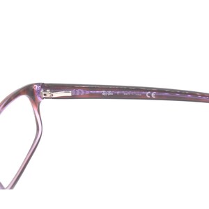 K&ouml;nnte beinhalten: Lilafarbene Brille mit Kunststoffgestell und Ray-Ban-Markierung an der Seite.