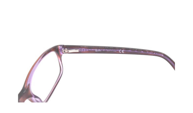 K&ouml;nnte beinhalten: Lilafarbene Brille mit Kunststoffgestell und Ray-Ban-Markierung an der Seite.