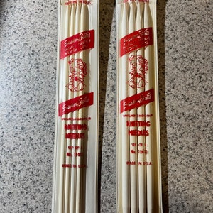 Deux jeux d&#39;aiguilles à tricoter doubles pointes Luxite 25 cm Susan Bates vintage, tailles 10 et 11