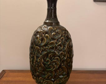Ceramic Ornate Glossy Vitrified Vase