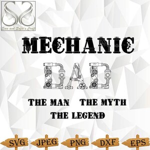 Può includere: Design digitale in bianco e nero con le parole "Mechanic Dad", dove la parola "Dad" è composta da ingranaggi e tubi. Il testo "The Man The Myth The Legend" si trova sotto la parola "Dad". Il design è disponibile nei formati SVG, JPEG, PNG, DXF ed EPS.