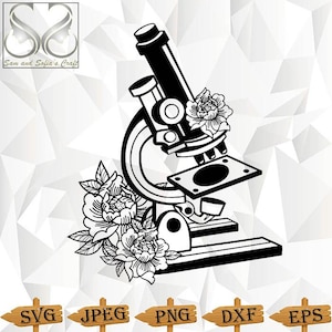 Può includere: Illustrazione in bianco e nero a linee di un microscopio con fiori. Il microscopio è dettagliato con una lente, un tavolino e una base. I fiori sono peonie stilizzate con dettagli intricati.