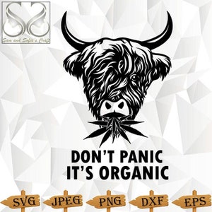 Puede incluir: Ilustración en blanco y negro de una vaca de las tierras altas con una hoja de marihuana en la boca. El texto "Don't Panic It's Organic" está debajo de la imagen.