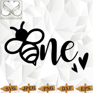Puede incluir: Diseño digital en blanco y negro con una abeja y la palabra "one" con dos corazones.  Los formatos de archivo SVG, JPEG, PNG, DXF y EPS están disponibles.