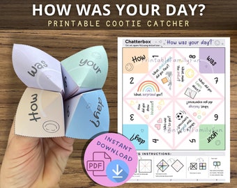Könnte beinhalten: Druckbarer "Wie war dein Tag?" Cootie Catcher mit bunten Quadraten und Fragen. Das Spiel ist zu einem Würfel gefaltet und wird in einer Hand gehalten. Das Spiel ist eine lustige Möglichkeit, Gespräche zu beginnen und mehr über den Tag von jemandem zu erfahren.