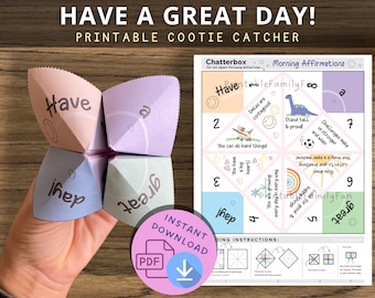 Könnte beinhalten: Ein druckbarer Papier-Glücksbringer mit den Worten "Have a great day!" auf der Vorderseite. Der Glücksbringer ist gefaltet und wird in einer Hand gehalten. Die Rückseite des Glücksbringers hat ein Gitter mit positiven Affirmationen wie "You can do hard things!" und "Smiles are contagious!" darauf gedruckt.