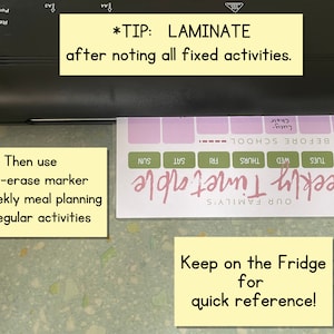 K&ouml;nnte beinhalten: Ein Laminierger&auml;t mit einem Wochenplan, der auf einem Blatt Papier gedruckt ist. Der Wochenplan ist mit "Our Family's Weekly Timetable" beschriftet und enth&auml;lt die Wochentage, Uhrzeiten und Aktivit&auml;ten. Ein Haftnotiz sagt "*TIP: LAMINATE after noting all fixed activities." Ein weiterer Haftnotiz sagt "Then use a dry-erase marker for weekly meal planning & irregular activities." Ein dritter Haftnotiz sagt "Keep on the Fridge for quick reference!"