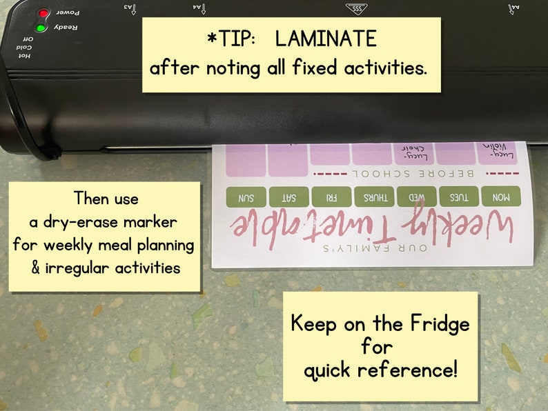 K&ouml;nnte beinhalten: Ein Laminierger&auml;t mit einem Wochenplan, der auf einem Blatt Papier gedruckt ist. Der Wochenplan ist mit "Our Family's Weekly Timetable" beschriftet und enth&auml;lt die Wochentage, Uhrzeiten und Aktivit&auml;ten. Ein Haftnotiz sagt "*TIP: LAMINATE after noting all fixed activities." Ein weiterer Haftnotiz sagt "Then use a dry-erase marker for weekly meal planning & irregular activities." Ein dritter Haftnotiz sagt "Keep on the Fridge for quick reference!"