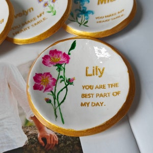 Plato de joyería de flor de nacimiento personalizado, Regalo de compromiso, Regalo de dama de honor, Regalo para mamá, Regalo personalizado para ella