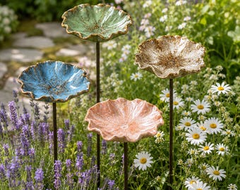 Handglasierte Keramik-Vogelfutterstelle mit verstellbarem Gartenstecker, Bauerngarten-Akzent