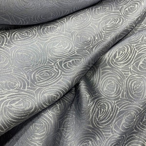 Tissu PURE MULBERRY SOIE par mètre - Soie gris clair avec motif floral - Soie faite main - Fibres naturelles - Confection de robes - Cadeau pour femme