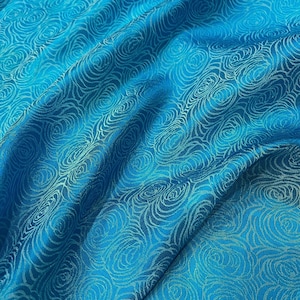 Tissu PURE MULBERRY SOIE par mètre - Soie bleu clair avec motif floral - Soie faite main - Fibres naturelles - Confection de robes - Cadeau pour femme