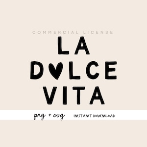 Może przedstawiać: Czarno-biały projekt graficzny z tekstem "LA DOLCE VITA" z symbolem serca w miejscu "O" w "DOLCE". Tekst jest w stylu rysowanym ręcznie.