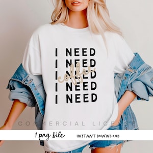 Puede incluir: Camiseta blanca con el texto "I NEED I NEED coffee I NEED I NEED" en letras negras. La palabra "coffee" está en letras doradas.