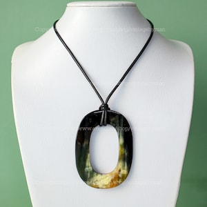 Collier En Corne De Buffle Fait Main - Avec Pochette En Soie - Neuf Sans Emballage - Idéal Fête Des Mères
