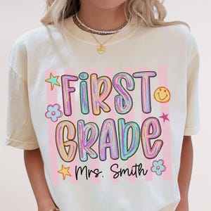 Camiseta personalizada para maestra de primer grado con colores cómodos, camiseta personalizada para maestra de primer grado, camisetas para el equipo de primer grado para la vuelta al cole, regalos para maestros