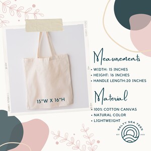 Puede incluir: Una bolsa de lona de algod&oacute;n de color natural que mide 38 cm de ancho por 41 cm de alto. La bolsa tiene una longitud de asa de 51 cm. El texto "Salty Sea Tees" est&aacute; impreso en la bolsa con el texto "Est. 2022" debajo.