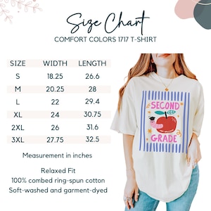 Pu&ograve; includere: T-shirt Comfort Colors 1717 color crema con grafica di una mela, verme e testo "Second Grade". La maglietta ha una tabella delle taglie con misure in pollici. La maglietta &egrave; realizzata in 100% cotone pettinato ad anello.
