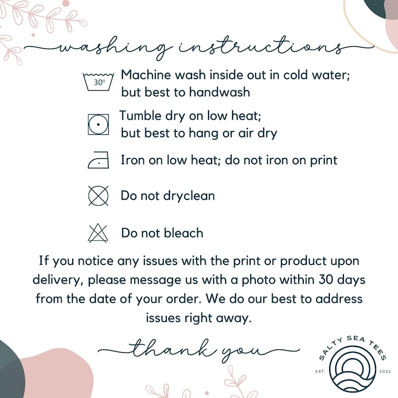 Op de afbeelding: Wasinstructies voor een kledingstuk. Machinewas binnenstebuiten in koud water, maar het beste is om met de hand te wassen. Drogen in de droger op lage temperatuur, maar het beste is om te hangen of aan de lucht te drogen. Strijken op lage temperatuur, niet strijken op de print. Niet chemisch reinigen. Niet bleken. Als u problemen met de print of het product bij levering opmerkt, stuur ons dan een bericht met een foto binnen 30 dagen na de datum van uw bestelling. We doen ons best om problemen zo snel mogelijk op te lossen. Bedankt.