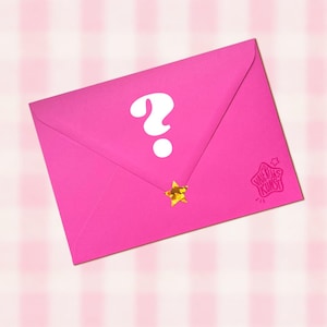 Könnte beinhalten: Ein leuchtend rosa Umschlag mit einem großen weißen Fragezeichen und einem goldfarbenen sternförmigen Aufkleber. Der Umschlag hat ein Logo in der unteren rechten Ecke und befindet sich vor einem rosa-weiß karierten Hintergrund.