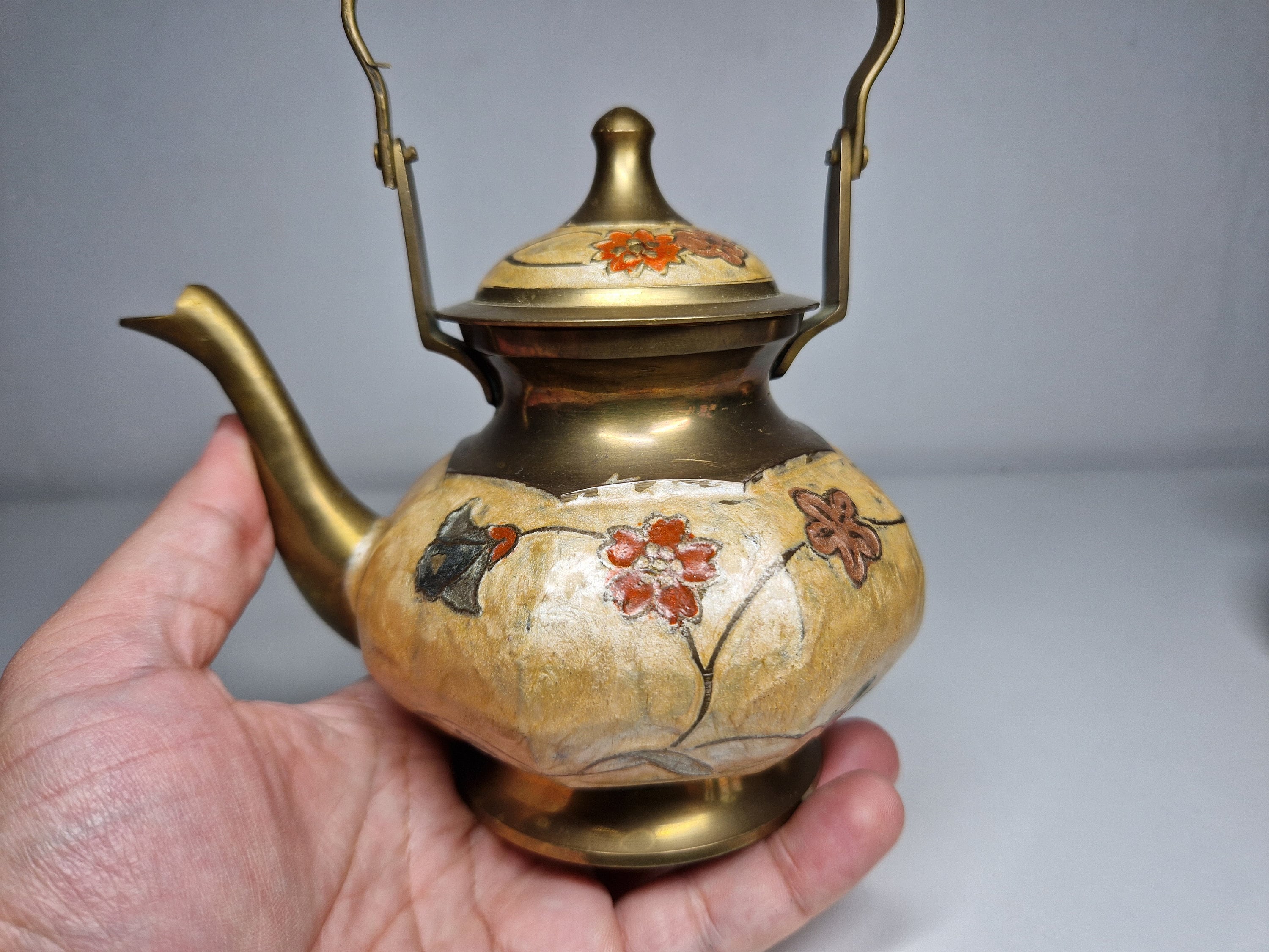 小さなインド製真鍮製ティーポット、花柄のヴィンテージエナメル