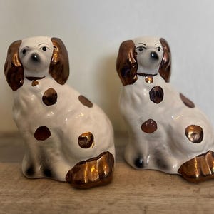 Figurki psów w stylu Staffordshire Vintage – para King Charles Spaniel – białe i złote ceramiczne przedmioty kolekcjonerskie – English Cottage Decor
