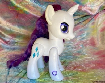 Appât G4 MLP My Little Pony Brushable - Rareté FiM Explore Equestria Action Friends articulé 15 cm - Hasbro Toys (*Veuillez décrire les défauts*)