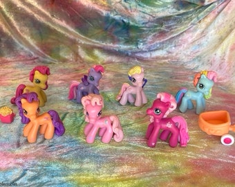 Set von 7 My Little Pony G3 G4 Ponyville 2" Mini Figuren + Zubehör - Hasbro 2006