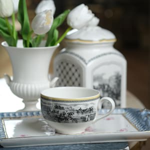 Puede incluir: Un juego de tres tazas de cerámica con un acabado mate moteado. Cada taza presenta un color diferente: azul claro, crema y gris. Las tazas tienen un diseño simple y moderno y un asa cómoda.