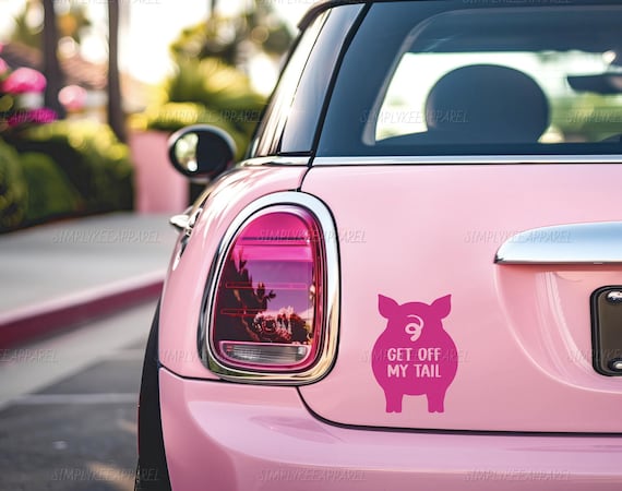 Adesivo Auto 3D Riflettente – Cane Maltese Con Fiocco Rosa, 25cm, Vinile Resistente