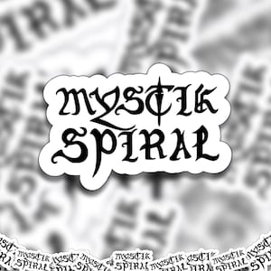 K&ouml;nnte beinhalten: Schwarz-wei&szlig;er Aufkleber mit dem Text "MYSTIK SPIRAL" in einer stilisierten Schrift.