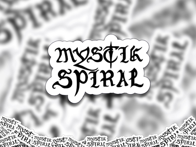 K&ouml;nnte beinhalten: Schwarz-wei&szlig;er Aufkleber mit dem Text "MYSTIK SPIRAL" in einer stilisierten Schrift.