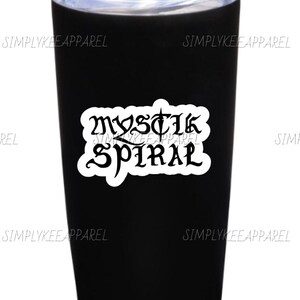 K&ouml;nnte beinhalten: Schwarzer Edelstahlbecher mit einem wei&szlig;en Vinyl-Aufkleber mit der Aufschrift "MYSTIK SPIRAL".