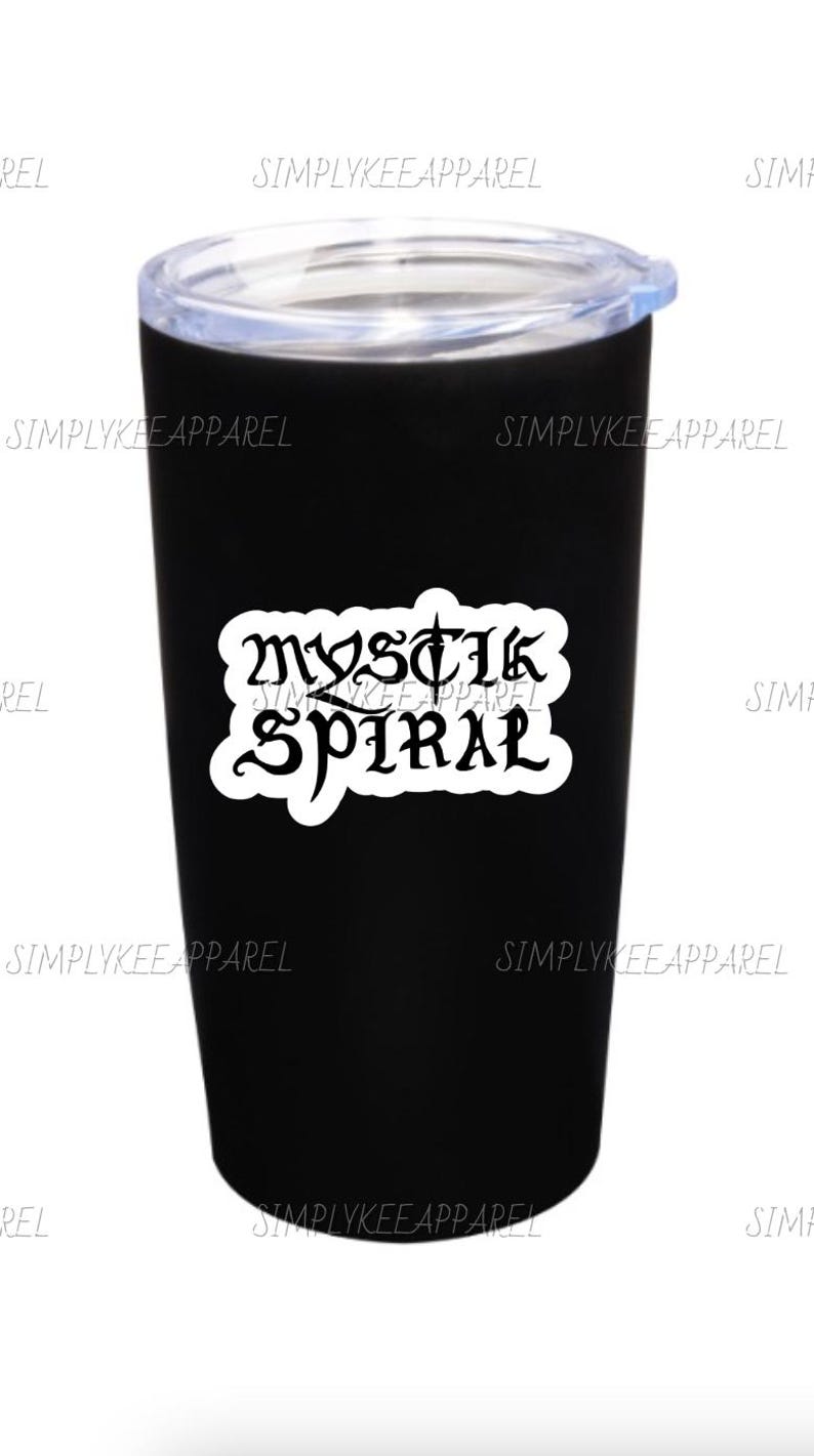 K&ouml;nnte beinhalten: Schwarzer Edelstahlbecher mit einem wei&szlig;en Vinyl-Aufkleber mit der Aufschrift "MYSTIK SPIRAL".