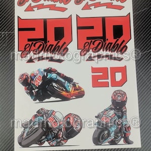 Könnte beinhalten: Ein Satz Motorrad-Renn-Aufkleber mit der Nummer 20 und dem Schriftzug "El Diablo" in rot und schwarz. Die Aufkleber enthalten auch eine Comic-Abbildung eines Motorradrennfahrers.