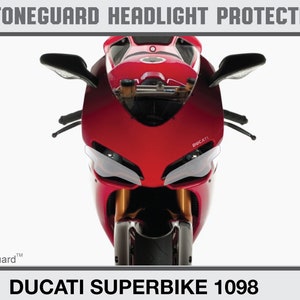 Könnte beinhalten: Nahaufnahme einer roten Ducati Superbike 1098 mit einem klaren Scheinwerfer-Schutz. Das Motorrad hat einen schwarzen vorderen Kotflügel und einen schwarzen Lenker. Der Text "StoneGuard" und "DUCATI" ist auf dem Motorrad sichtbar.