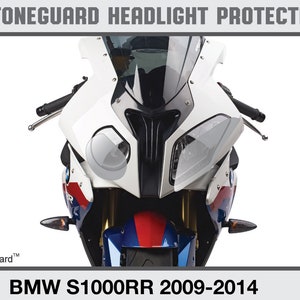 Könnte beinhalten: StoneGuard Scheinwerfer Schutz für BMW S1000RR 2009-2014. Ein weißes Motorrad mit blauen und roten Akzenten, das die transparente Scheinwerfer Schutzfolie zeigt.