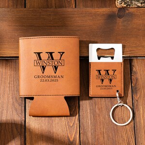 May include: A brown leatherette can cooler and bottle opener set with a personalized monogram and the text "Winston, Groomsman, 22.03.2025".