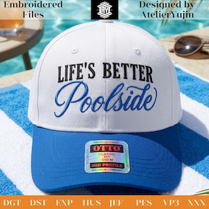 Może przedstawiać: Biała czapka z daszkiem z niebieskim daszkiem, z wyhaftowanym czarnym napisem "LIFE'S" i "BETTER" nad niebieskim napisem "Poolside" wykonanym kursywą. Prostokątna holograficzna naklejka na daszku zawiera napisy "OTTO" oraz "MID PROFILE".