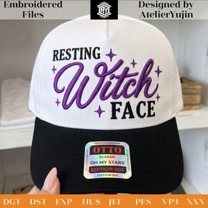 以下が含まれることがあります： 白と黒の野球帽で、紫と黒の刺繍で「Resting Witch Face」という文字と紫の星のアイコンが施されています。黒いツバには「OTTO CLASSIC OH MY STARS EDITION 003」と書かれたホログラムステッカーが貼られています。