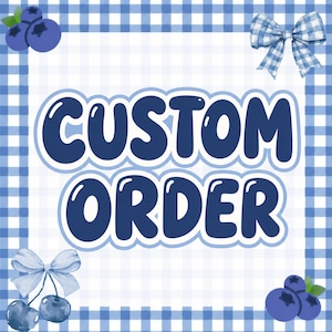 Könnte beinhalten: Blau-weiß karierter Hintergrund mit den Worten "CUSTOM ORDER" in großen, dunkelblauen Buchstaben. Das Bild ist mit Aquarell-Blaubeeren und Schleifen verziert.
