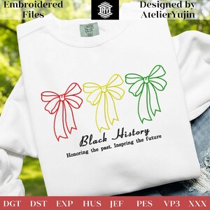 Pode incluir: Camisola branca com laços bordados em vermelho, amarelo e verde. As palavras "Black History" e "Honoring the past. Inspiring the future" estão impressas abaixo. Desenhado por AtelierYujin.