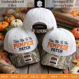 Puede incluir: Tres gorras de béisbol blancas con viseras de camuflaje. La parte frontal de las gorras presenta el texto bordado Take Me to the PUMPKIN PATCH en negro y naranja. Cada gorra tiene una correa ajustable con una hebilla de metal y una etiqueta.