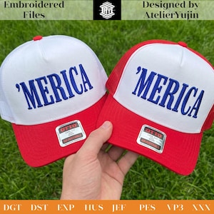 Könnte beinhalten: Zwei rot-weiße Trucker-Caps mit dem Wort "'MERICA" in Blau gestickt. Die Caps haben eine weiße Frontplatte und ein rotes Schild. Der Text "Embroidered Files" und "Designed by AtelierYujin" befinden sich oben.
