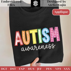 Peut inclure: Sweat-shirt noir avec le mot "AUTISM" en lettres colorées et à motifs, et le mot "awareness" en écriture blanche. Le design est une applique, et le sweat-shirt fait partie des fichiers brodés.