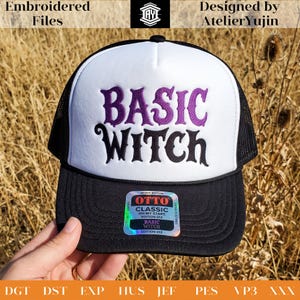 Può includere: Un cappellino trucker bianco e nero con il testo ricamato BASIC WITCH in lettere viola e nere sul pannello frontale. Il cappellino presenta una visiera nera e un adesivo olografico sulla visiera con la scritta OTTO CLASSIC OH MY STARS.